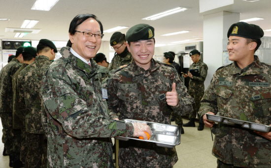 김용환(왼쪽 첫번째) 농협금융지주 회장이 설 명절을 앞둔 28일 강원도 홍천 육군 제11기계화보병사단 화랑부대를 방문해 간식으로 준비한 귤을 장병들에게 배식하며 감사의 마음을 전하고 있다. 해마다 혹한기와 설명절 시즌에 군부대를 위문 방문해 온 농협금융은 올해도 11사단에 위문금을 전달했다. /사진제공=농협금융