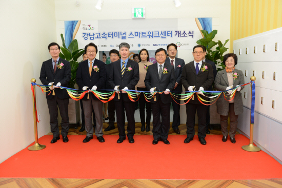 정윤기(왼쪽 세번째) 행정자치부 전자정부국장과 서병조(// 네번째) 한국정보화진흥원 원장이 28일 오후 3시 서울 서초구 강남고속버스터미널 7층 마련된 ‘스마트워크센터’의 개소식에 참석해 기념촬영을 하고 있다. /사진제공=한국정보화진흥원