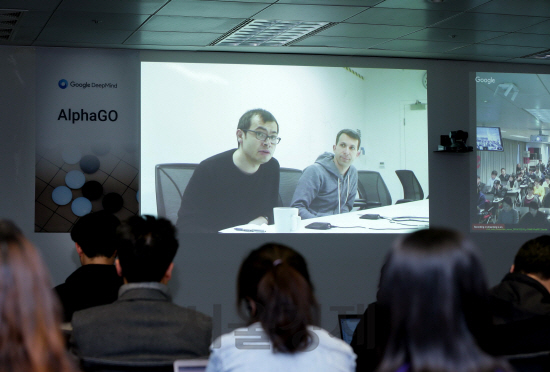 28일 오후 서울 강남구 역삼동 구글코리아에서 열린 미디어 브리핑에서 영국 런던에 소재한 구글 인공지능 연구 기관 딥마인드의 데미스 하사비스 대표(왼쪽)과 데이비스 실버가 인공지능 ‘알파고’에 대해 설명하고 있다./사진제공=구글코리아