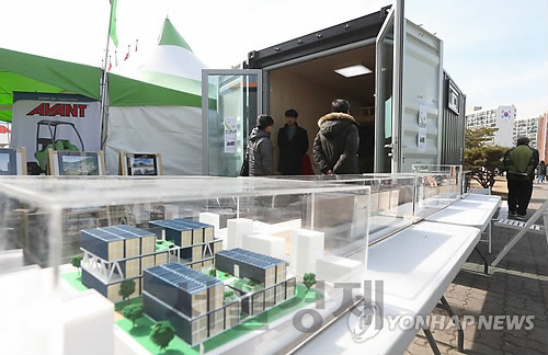 서울 대치동 세텍(SETEC)에서 열린 제22회 서울국제건축박람회에서 관람객들이 컨테이너로 만든 주택을 구경하고 있다. (연합뉴스 과거 자료사진)