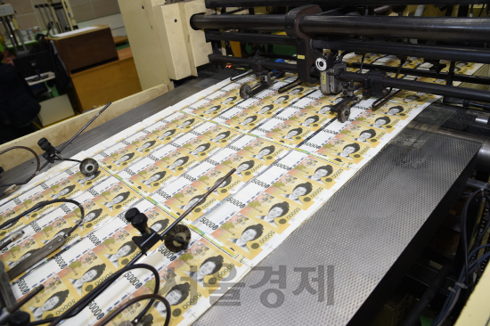 한국조폐공사 경산 화폐본부가 5만원권 제작하는 광경