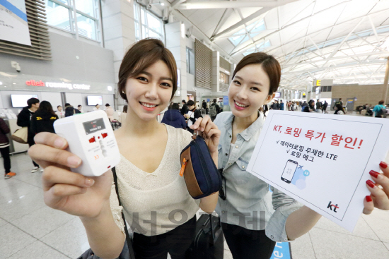 KT 모델들이 인천국제공항에서 2월 한 달간 제공되는 설연휴 로밍 이벤트를 소개하고 있다./ 사진제공=KT