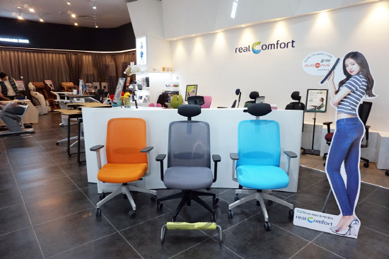 지난달 30일 오픈한 리얼컴포트 롯데월드몰에 듀오백 의자와 안마 의자 등이 전시돼 있다. /사진제공=디비케이