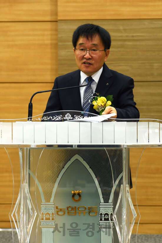 ㈜농협유통은 본사 3층 대강당에서 임직원 200여명이 참석한 가운데 ‘제 13대 농협유통 김병문 대표이사의 취임식을 가졌다. 신임 김병문 대표이사는 기획조정실 대외협력팀장, 농민신문사 편집국장, 충남지역본부장 등의 요직을 두루 거쳤다. 이날 취임식과 함께 본격적으로 농협유통을 이끌게 된 김병문 대표이사는 “경기침체, 수입농산물 증가, 소비자 트렌드 급변화, 대형 유통업체의 경쟁 심화 등 어려운 여건 속에 있다.”며 “그동안 농협 생활을 통하여 쌓은 경험과 지식을 바탕으로 전임직원과 함께 농협유통이 한 단계 더 발