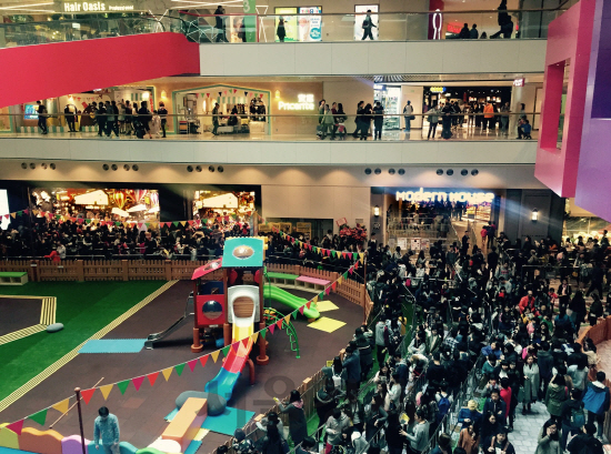 지난 30일 홍콩 디파크 쇼핑몰을 찾은 고객들이 슈즈 SPA 브랜드 슈펜과 모던하우스 제품을 사기 위해 줄을 서고 있다. /사진제공=이랜드그룹