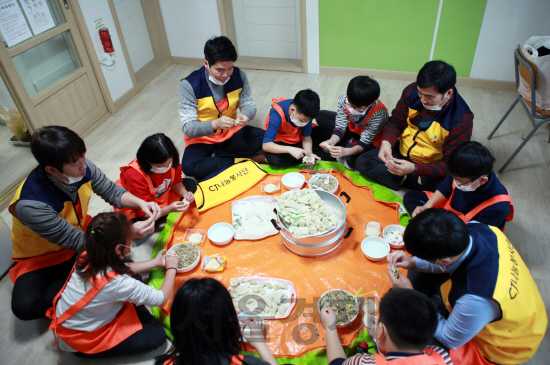 지난 3일 서울 화곡동의 한 지역아동센터에서 CJ그룹 임직원과 어린이들이 설 맞이 명절음식을 만들고 있다. /사진제공=CJ