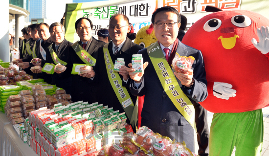 이상욱 농업경제대표이사(오른쪽부터), 김태환 축산경제대표이사, NH농협금융지주 김용환 회장 등 농협 임직원들이 4일 오전 서울역 광장에서 열린 '설 맞이 우리농산물 소비촉진 가두 캠페인'에서 시민들에게 나눠줄 사과와 우유, 계란 등을 들고 포즈를 취하고 있다./송은석기자