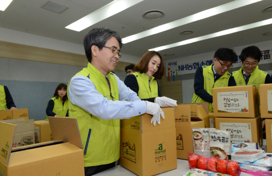 이윤배(왼쪽 첫번째) NH농협손해보험 대표가 4일 서울 충정로 농협손보 본사 강당에서 임직원들과 함께 서대문구 관내 저소득층 가구에게 전달할 ‘설맞이 사랑의 복 꾸러미’를 포장하고 있다./사진제공=농협손보