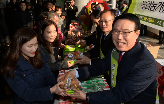 이상욱 농업경제대표이사(오른쪽부터), 김태환 축산경제대표이사, NH농협금융지주 김용환 회장 등 농협 임직원들이 4일 오전 서울역 광장에서 열린 '설 맞이 우리농산물 소비촉진 가두 캠페인'에서 시민들에게 사과와 우유, 계란 등을 나눠주고 있다./송은석기자