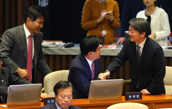 인사하는 안철수 국민의당 대표       (서울=연합뉴스) 황광모 기자 = 국민의당 안철수 대표(오른쪽)가 4일 오후 국회에서 열린 본회의에 참석해 이웃해 자리가 배치된 새누리당 서상기 의원과 인사하고 있다.  hkmpooh@yna.co.kr