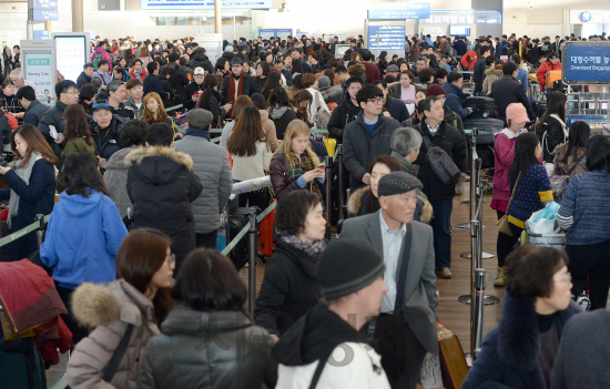 설 연휴를 앞둔 5일 오전 인천시 중구 인천국제공항 출국장 탐승수속 카운터가 여행객들로 붐비고 있다./영종도=이호재기자.