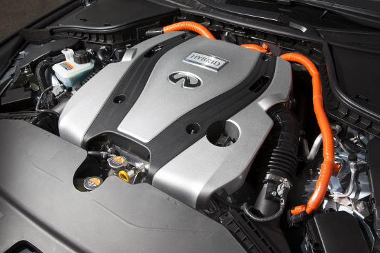 Q50S 하이브리드는 3.5리터 6기통 가솔린 엔진(306마력)과 50Kw급 전기 모터(68마력)를 탑재했다. 합산출력은 374마력, 토크는 57.1Kg·m에 달한다.