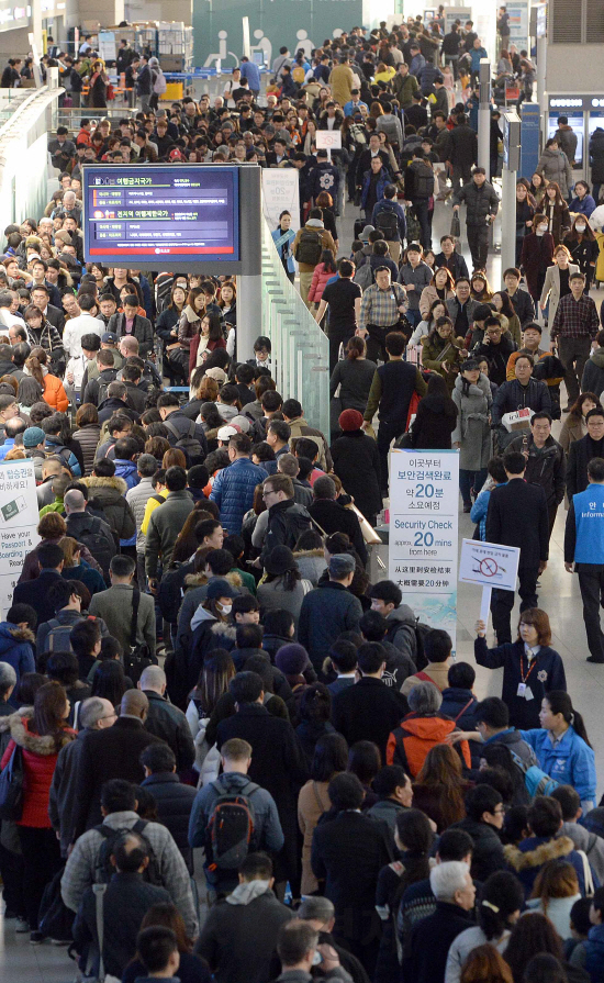 설 연휴를 앞둔 5일 오전 인천시 중구 인천국제공항 출국장에 여행객들이 출국을 위해 길게 줄서고 있다./영종도=이호재기자.