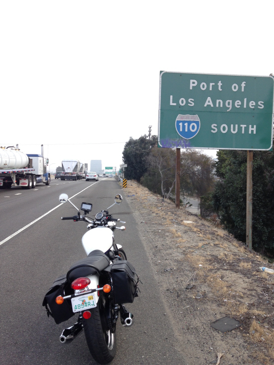 유조차와 화물 트럭이 쌩쌩 달리는 LA의 고속도로