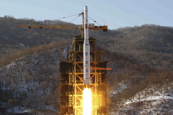 (연합뉴스)북한이 7일 오전 9시30분 장거리 미사일을 발사했다.  사진은 북한 조선중앙통신이 2012년 12월 12일 보도한 평안북도 철산군 동창리 서해위성발사장에서 발사되고 있는 북한 장거리 로켓 은하3호.