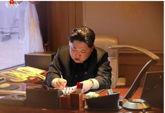 김정은 북한 국방위원회 제1위원장이 지난 6일 광명서 4호 발사를 승인하는 서명을 했다고 조선중앙TV가 보도했다. /연합뉴스
