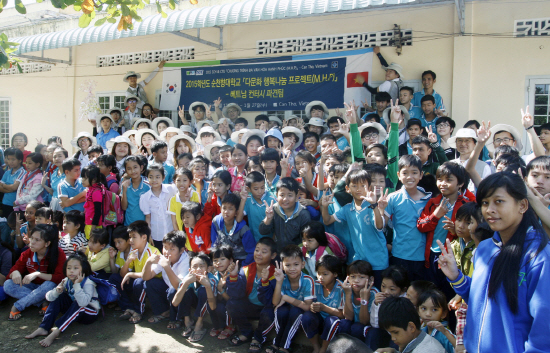 순천향대 ‘다문화 행복나눔 프로젝트’ 베트남 컨떠시 파견팀 봉사단 26명의 학생들이 베트남 컨터시에 위치한 지적장애아동학교 ‘쩡뚱라이’에서 교육봉사 활동을 마치고 현지 학생들과 자리를 함께 했다. 사진제공=순천향대.
