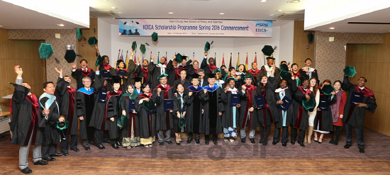 지난 12일 영남대 박정희새마을대학원에서 새마을지역개발전공 석사학위를 받은 33명의 유학생들이 기뻐하고 있다.