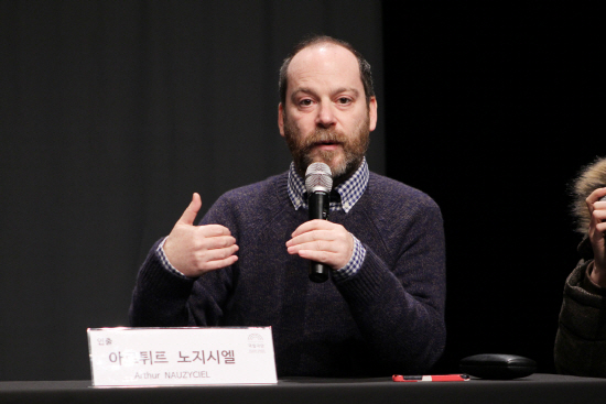 아르튀르 노지시엘이 17일 서울 용산구 서계동 백성희장민호 극장에서 열린 연극 ‘빛의 제국’ 기자간담회에서 작품을 소개하고 있다. 그는 빛의 제국의 연출과 각색(공동)을 맡았다./사진=국립극단