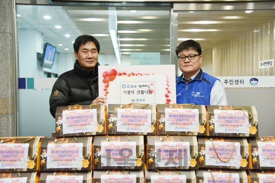 16일 효성과 마포구 아현동 주민센터가 함께 진행한 사랑의 생필품 나눔행사에서 조태영(왼쪽) 아현동장, 김봉수 효성 사회공헌 팀장이 지역 주민 100가구에 참치와 햄세트를 전달하고 있다./사진제공=효성