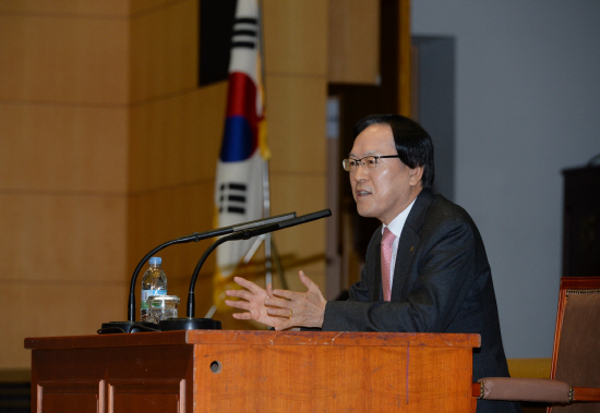 김용환 NH농협금융지주 회장이 16일 서울시 여의도 NH-CA자산운용 본사에서 직원들과 간담회를 하고 있다. 김 회장은 22일 NH투자증권 등 7개 자회사를 직접 방문해 경영 현안을 논의하고 목표 이익 달성을 위한 당부사항을 전달할 예정이다. /사진제공=NH농협금융