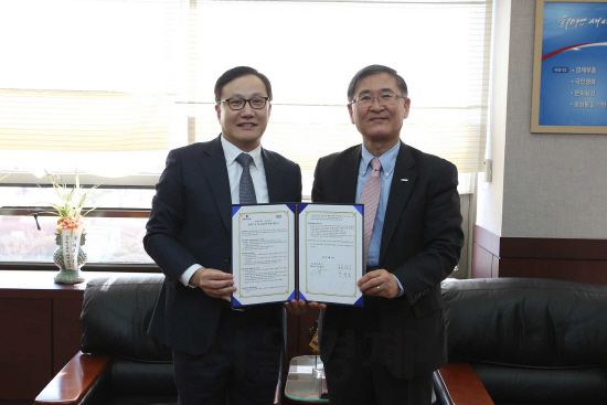 강성모(사진 오른쪽) KAIST 총장과 정현호(〃왼쪽) 메디톡스 대표가 약정서에 서명한 후 기념촬영을 하고 있다. 사진제공=KAIST