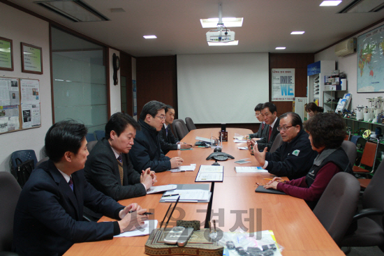 주영섭(왼쪽 세번째) 중소기업청장과 개성공단 입주기업 대표들이 개성공단 중단 사태에 대한 지원책에 대해 이야기하고 있다. /사진제공=중소기업청