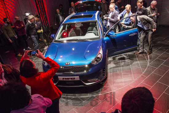 기아자동차가 제네바 모터쇼를 앞두고 17일(현지시간) 독일 프랑크푸르트에서 개최한 미디어 프리뷰에서 유럽 현지 기자들과 딜러들이 하이브리드 SUV ‘니로’를 관람하고 있다./사진제공=기아자동차