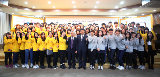 이유춘(첫째줄 왼쪽 열한번째) KB국민은행 사회협력부장과 이신호(〃가운데) 한국YWCA 전국연맹 이사장이 19일 서울시 중구 명동 유네스코회관에서 KB국민은행이 후원하는 대학생경제금융교육봉사단(폴라리스)과 대학생해외봉사단(라온아띠) 통합발대식을 열고 봉사단원들과 기념촬영을 하고 있다. /사진제공=KB국민은행