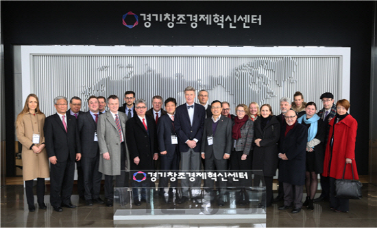 19일 경기창조경제혁신센터에 방문한 EU(유럽연합) 대표부 와 19개 회원국 주한대사 20명이 한국의 창조경제 환경을 살펴보고 기념 촬영하고 있다./사진제공=경기창조경제혁신센터