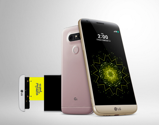 LG전자가 21일(현지시간) 스페인에서 공개한 신형 스마트폰 ‘G5’의 모습. 사진 맨 왼쪽은 G5의 밑둥을 서랍처럼 밀어서 내장 배터리를 빼는 장면이다. /사진제공=LG전자