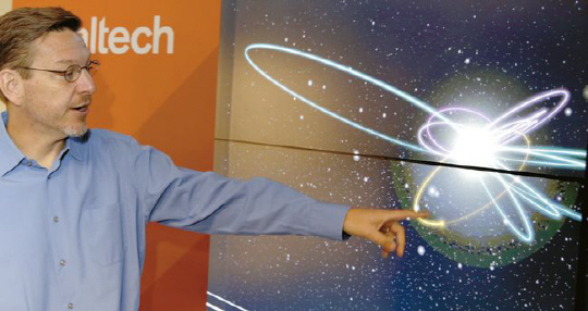 마이클 브라운 캘리포니아공대 교수가 태양계 ‘9번째 행성’의 궤도를 설명하고 있다.