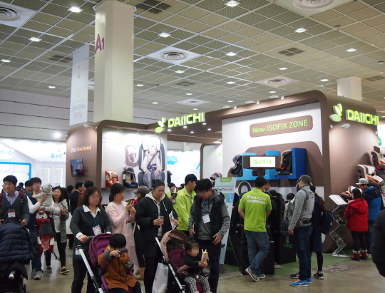 지난 18일부터 21일까지 서울 삼성동 코엑스에서 열린 ‘제29회 베페 베이비페어’ 전시장에 마련된 다이치 부스에 유아용 카시트를 구경하는 관람객들이 붐비고 있다./사진제공=다이치