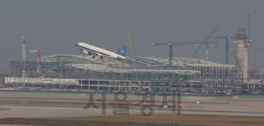 2017년 9월에 1단계로 문을 여는 인천국제공항 제2여객터미널 공사 현장/서울경재DB