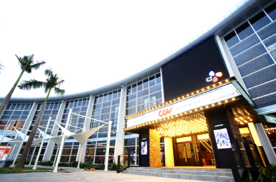 베트남 하롱 CGV 전경. CGV가 베트남에서 프리미엄 극장 브랜드로 자리 잡은 까닭에 각 영화관들도 화려한 외관을 자랑한다.