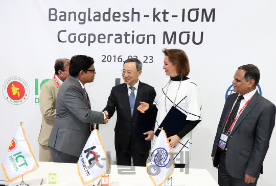 황창규(왼쪽에서 세 번째) KT 회장이 주나이드 팔락(왼쪽에서 두 번째) 방글라데시 ICT 장관과 악수를 하고 있다./ 사진제공=KT