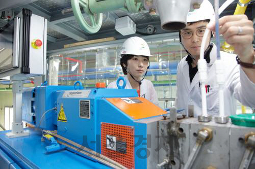 GS칼텍스 연구원이 대전 기술연구소에 위치한 바이오 부탄올 생산 시설을 점검하고 있다. /사진제공=GS칼텍스