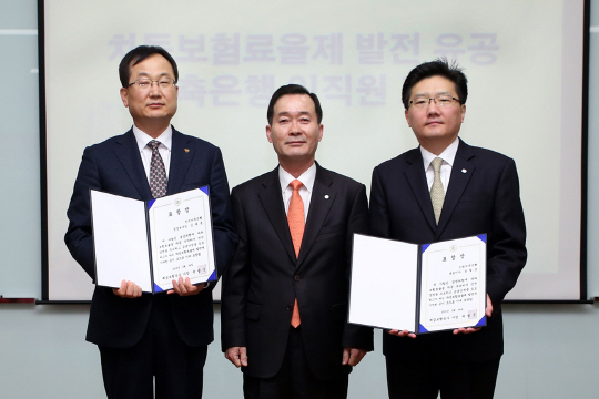 24일 서울 중구 예금보험공사 사옥에서 열린 차등보험료율제 발전 유공 저축은행 포상 행사에서 문종복 (가운데) 예금보험공사 이사와 송필호(오른쪽) 드림저축은행 대표, 김재훈 진주저축은행 경영본부장이 기념촬영을 하고 있다./사진제공=예금보험공사