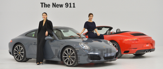 25일 서울 동대문디자인플라자에서 모델들이 포르쉐 '더 뉴 911 (The new 911)'을 선보이고 있다. 더 뉴 911은 독일 뉘르부르크링에서 기존 모델보다 6초 빠른 7분34초의 랩타임을 기록하며 큰 관심을 불러 모았다. 모델 종류는 더 뉴 911 카레라 쿠페, 더 뉴 911 카레라 카브리올레, 더 뉴 카레라 S 쿠페, 더 뉴 911 카레라 S 카브리올레 등 총 4개다./송은석기자