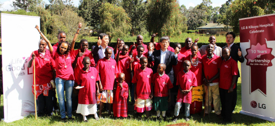 24일(현지시간) 케냐 나이로비에 위치한 키쿠유 병원에서 열린  ‘LG전자 케냐 의수족 지원’ 10주년 기념식 참석자들이 기념사진을 찍고 있다. /사진제공=LG전자
