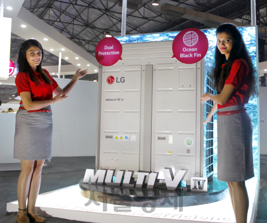 현지시간으로 25~27일 인도 뭄바이에서 열리는 현지 최대 공조전시회 ‘ACREX 2016’에 참가한 LG전자의 전시관에서 모델들이 최신 LG 시스템에어컨 ‘멀티브이 4’를 소개하고 있다. /사진제공=LG전자