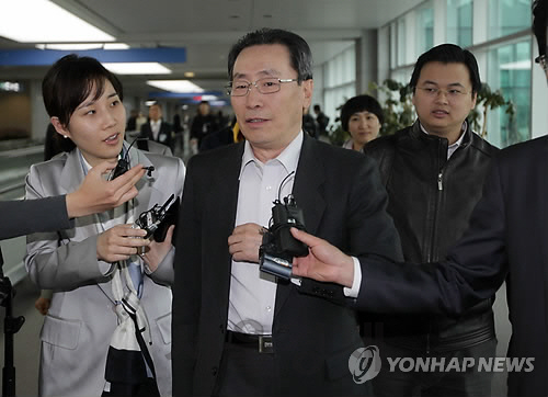 북핵 6자회담의 중국 측 수석대표인 우다웨이 중국 외교부 한반도사무특별대표가 기자들의 질문에 답하고 있다. /연합