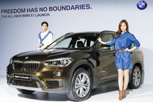 BMW 모델들이 지난 26일 인천 영종도 드라이빙센터에서 열린 ‘뉴 X1’ 출시행사에서 신차를 소개하고 있다. /사진제공=BMW코리아