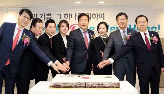 김정태(오른쪽 네번째) 하나금융그룹 회장은 26일 서울 강남구 역삼동 소재 ‘하나금융그룹 강남사옥(구 그레이스타워)’에서 하나금융그룹 임직원들이 함께한 가운데 하나캐피탈, 하나저축은행, 하나자산신탁 등 3개사의 입주 기념식을 갖고 기념촬영을 하고 있다./사진제공=하나금융지주