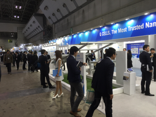 세계 4대 태양광 전시회로 불리는 일본 도쿄 ‘PV EXPO 2016’의 참석자들이 한화큐셀 전시관을 둘러보고 있다. 한화큐셀은 2~4일까지 열리는 이번 전시회에서 업계 최고 효율을 자랑하는 태양광 모듈(Q.PEAK) 시리즈 등 다양한 최신 제품을 선보인다. /사진제공=한화큐셀