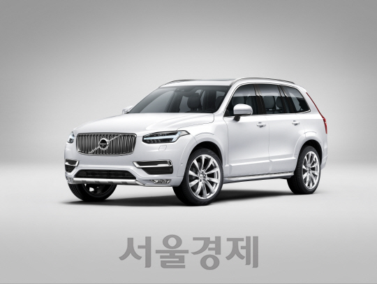 볼보자동차코리아가 2일 서울 동대문디자인플라자에서 7인승 럭셔리 SUV ‘올 뉴 XC90’을 공개하고 예약판매에 들어갔다./사진제공=볼보차코리아
