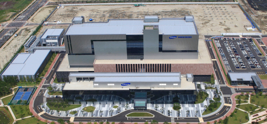 삼성이 바이오제약 산업에 본격 진출하기 위해 설립한 삼성바이오로직스 인천 송도공장 전경.