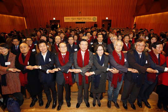 박삼구(앞줄 왼쪽에서 다섯번째) 한국메세나협회 회장과 지난해 예술지원 매칭펀드에 참여한 기업, 문화예술단체 관계자들./사진=한국메세나협회