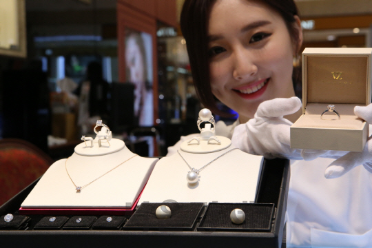 용산 아이파크백화점 한스쥬얼리 매장에서 직원이 다이아몬드 1+3 행사를 소개하고 있다. /사진제공=아이파크백화점