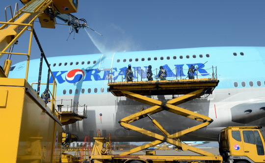 대한항공 직원들이 9일 오전 인천시 중구 인천국제공항 대한항공 인천 정비 격납고에서 봄을 맞아 항공기의 분진과 황사를 제거하기 위한 세척작업을 하고 있다./영종도=이호재기자.